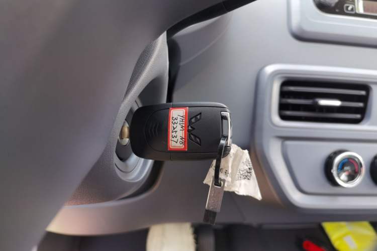 Used Wuling Yangguang 2024 300KM Comfort Version Passenger Van 75kW