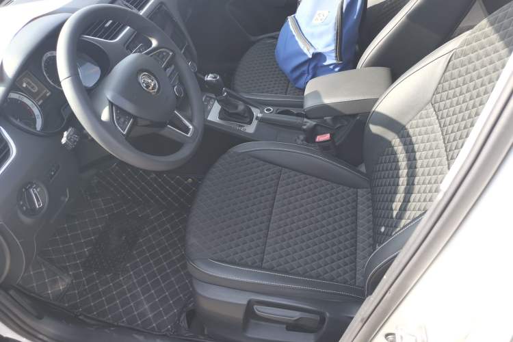 Used Skoda Octavia 2019 1.5L Automatic Smart Drive Luxury Edition China VI Standard Left Front Seat