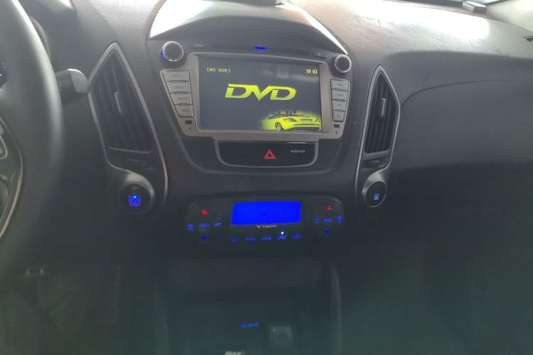 Used Hyundai ix35 2012 2.4L Automatic Two-Wheel Drive Prestige Edition GLS Audio And AC Panel