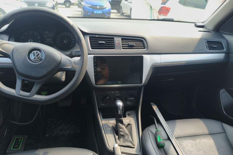 Used Volkswagen Gran Lavida 2015 1.6L Automatic Fashion Edition Audio And AC Panel