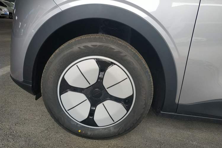 Used Geely Galaxy Geome 2026 Model 310km Youth Edition Left Front Wheel Hub