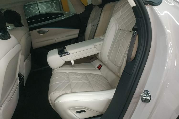 Used Lynk & Co 10 EM-P 2025 Model 240 Four-Wheel Drive Ultra Left Rear Seat