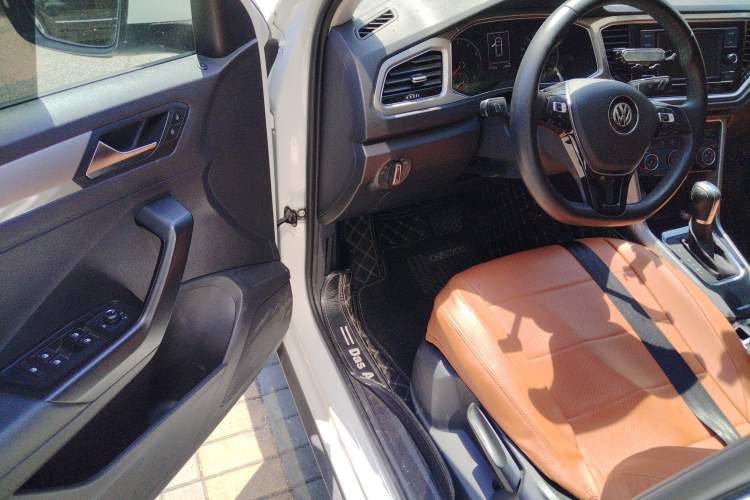 Used Volkswagen T-ROC 2019 230TSI DSG Two-Wheel-Drive Advanced Version China VI Standard Driver Seat