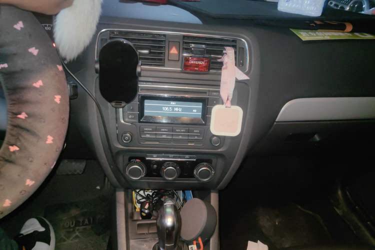 Used Volkswagen Sagitar 2014 1.6L Automatic Comfort Model Audio And AC Panel