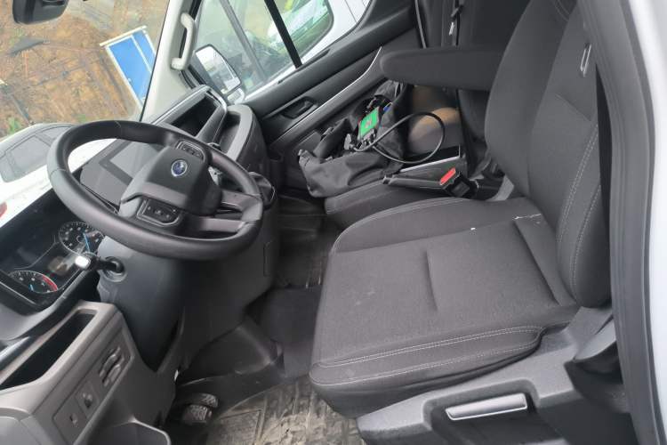 Used Ford Transit 2023 2.0T Gasoline Manual Multifunction Commercial Vehicle Short Wheelbase Low Roof 5/6 Seats