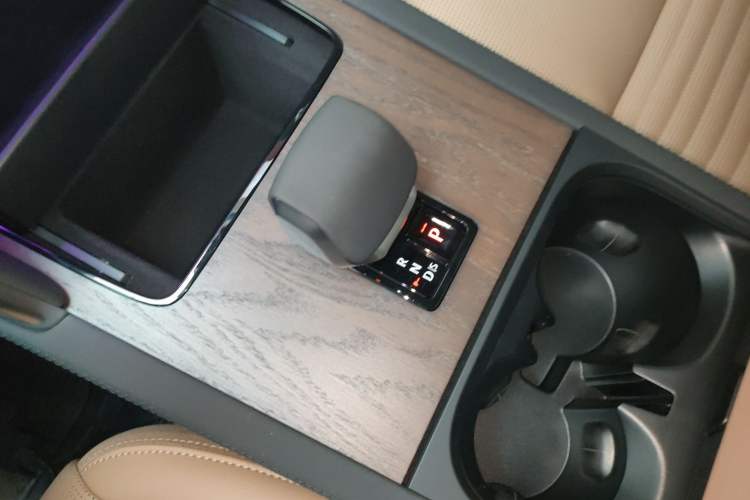 Used Land Rover Discovery Sport 2025 249 PS Performance Tech Edition Gear Lever