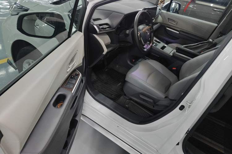 Used Toyota Granvia 2024 2.5L Hybrid Comfort Edition
