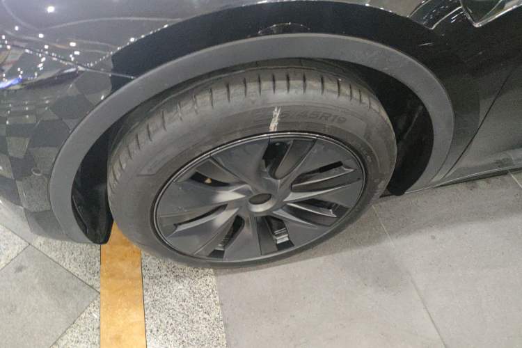 Used Tesla Model Y 2023 Long-Range All-Wheel-Drive Version