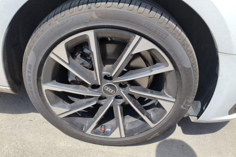 Used Audi A4L 2023 40 TFSI Luxury Dynamic Model Right Front Wheel Hub