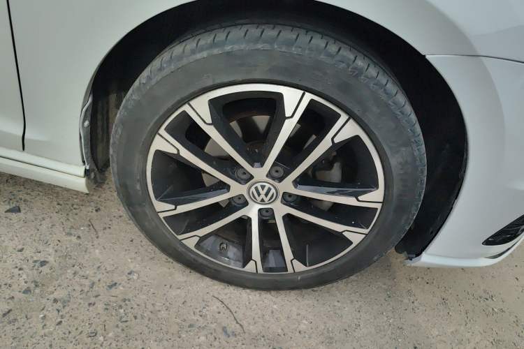 Used Volkswagen Golf 2016 1.4TSI Automatic R-Line Right Front Wheel Hub
