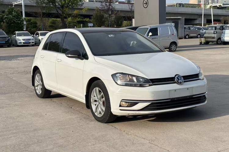 Used Volkswagen Golf 2018 230TSI Automatic Comfort Model Front Right 45 Deg