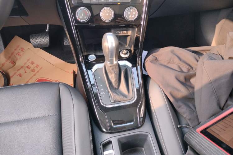 Used Volkswagen T-ROC 2021 280TSI DSG Two-Wheel Drive Comfort Connect Edition
