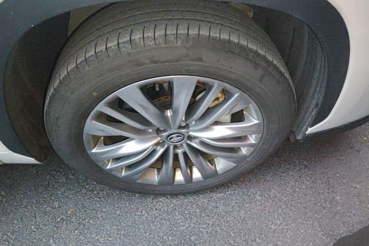 Used Toyota Highlander 2024 2.5L Smart Electric Hybrid Dual-Engine Four-Wheel Drive Prestige Version – 7 Seats Right Front Wheel Hub