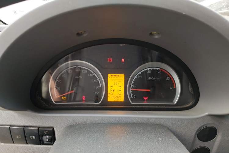 Used Dongfeng Yufeng 2014 2.5T YuliBao Logistics Vehicle Standard Features Include Short Wheelbase with Mid-Roof ZD25