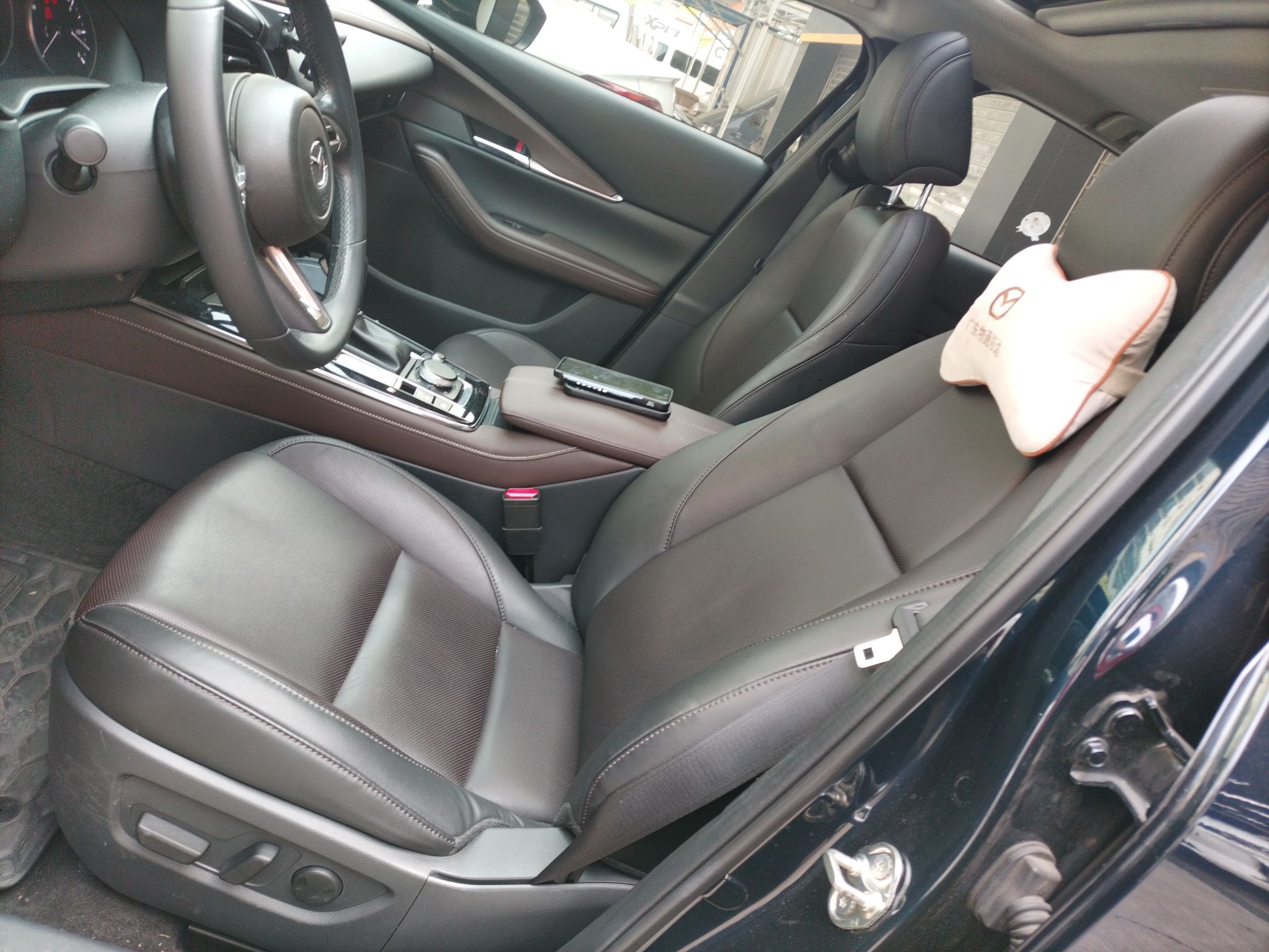 المقاعد الأمامية داخل السيارة