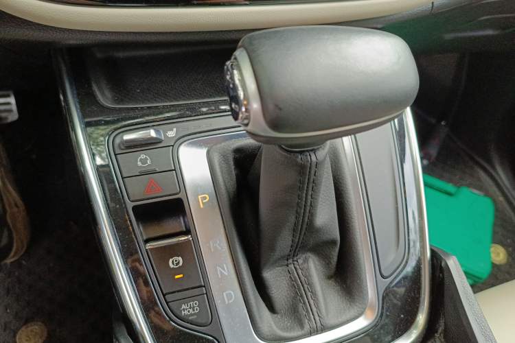 Used GAC Trumpchi M6 2021 270T DCT Prestige Edition (7 Seats) Gear Lever