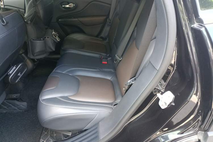 Used Jeep Cherokee 2020 2.0L Two-Wheel Drive Classic Sports Edition Left Rear Seat