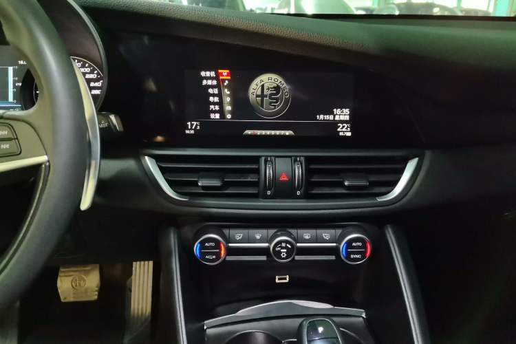 Used Alfa Romeo Giulia 2017 2.0T 280HP Luxury Edition
