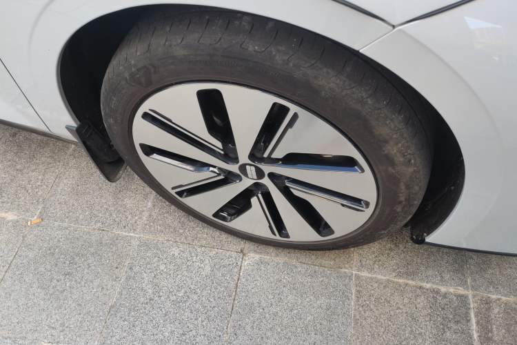 Used Geely Galaxy E8 2024 665 km Range Rear-Drive Starship Long-Range Version
