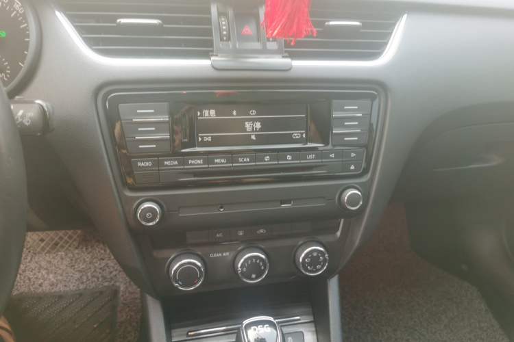 Used Skoda Octavia 2017 TSI280 DSG Smart Drive Edition Audio And AC Panel