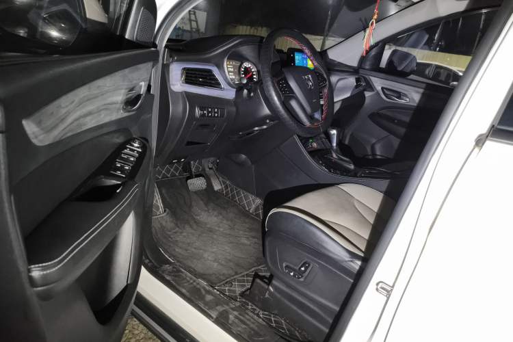 Used Baojun 730 2019 1.5T CVT Flagship Version 7 Seats China V Emission Standard Driver Seat