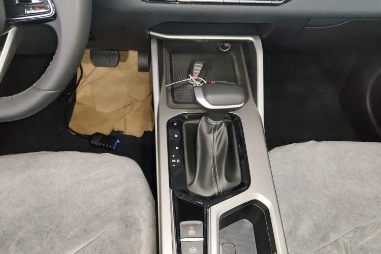 Used Geely Auto Emgrand 2025 4th Generation 1.5L CVT Luxury Version Gear Lever
