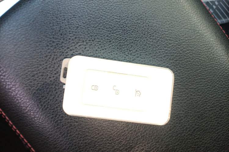 Used BYD Tang New Energy 2018 DM 2.0T All-Wheel Drive Smart Connectivity Luxury Model 7 Seats China V Emission Standard Vehicle Key