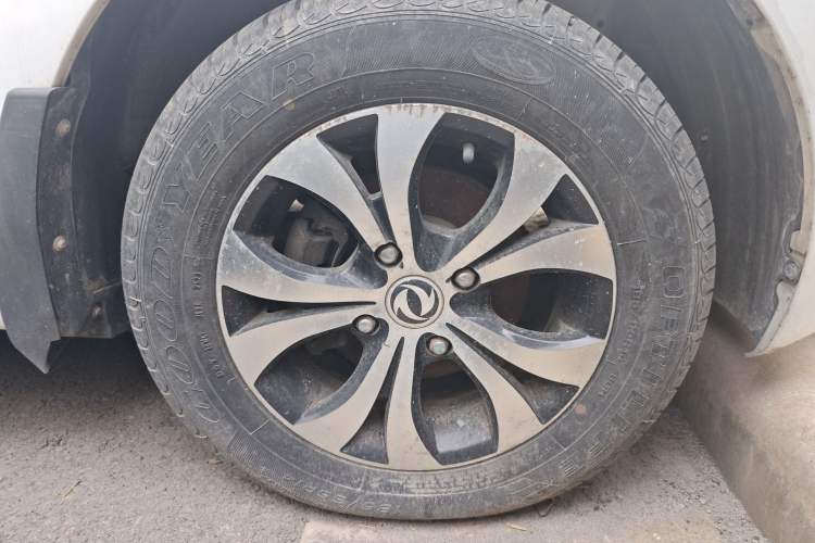 Used Dongfeng Fengon 330 2014 1.5L Manual Utility Version DK15 Right Front Wheel Hub