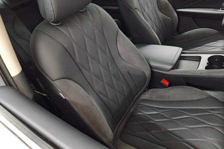 Used Roewe D7 2023 DMH 125km Excellence Edition
