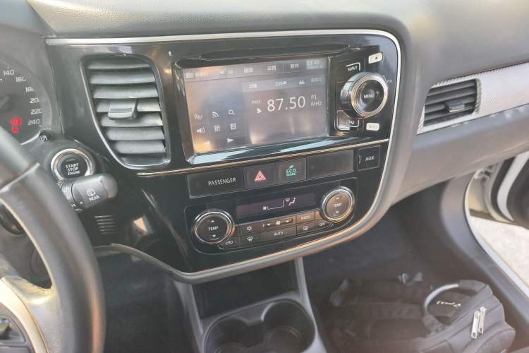 Used Mitsubishi Outlander 2013 2.4L 4x4 Luxury Navigation Edition 5 Seats Audio And AC Panel