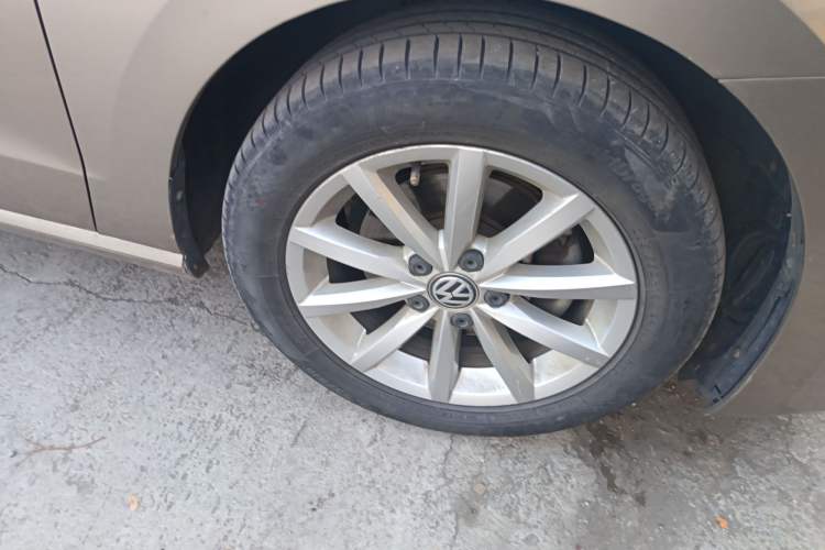 Used Volkswagen Golf Sportsvan 2019 280TSI Automatic Sentinel Model China VI Standard Right Front Wheel Hub