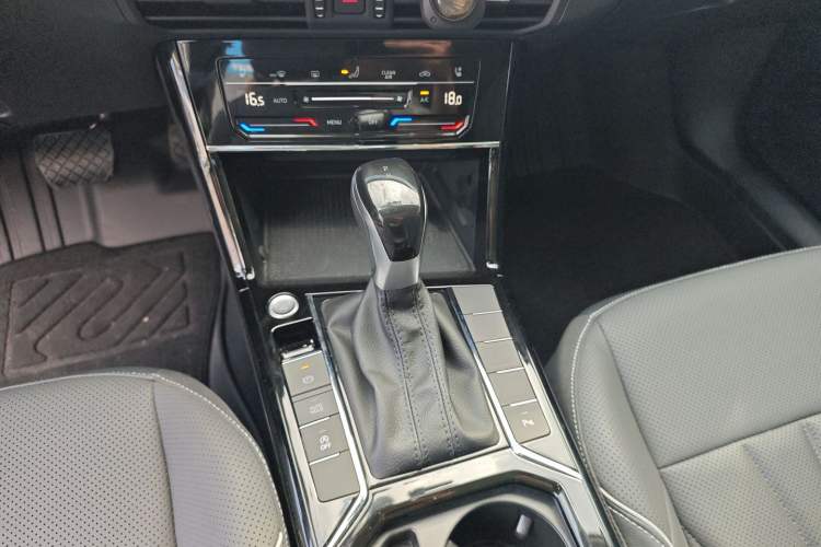 Used Volkswagen Passat 2024 380TSI Elite Edition Gear Lever