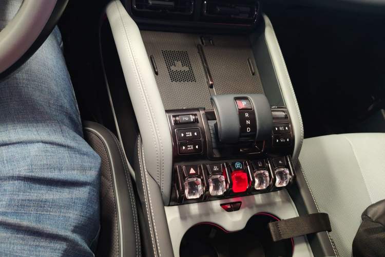 Used Formula Leopard 5 2023 Navigator Edition Gear Lever