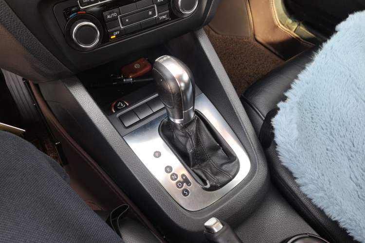 Used Volkswagen Sagitar 2012 1.4TSI Automatic Luxury Edition Gear Lever