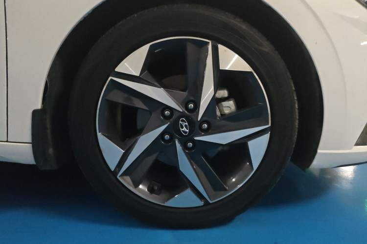 Used Hyundai Elantra 2022 1.5L CVT LUX Prestige Edition Right Front Wheel Hub