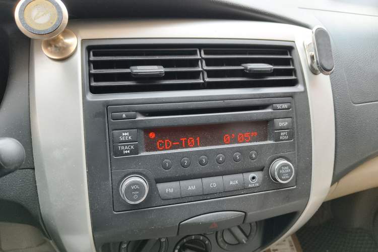 Used Nissan Livina 2013 1.6XE Manual Comfort Edition Audio And AC Panel