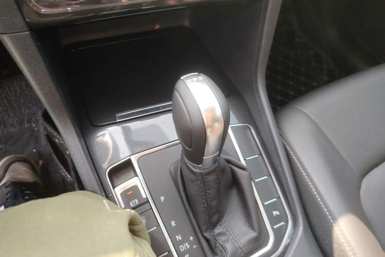 Used Volkswagen Golf Sportsvan 2019 280TSI Automatic Trendy Model China VI Standard Gear Lever