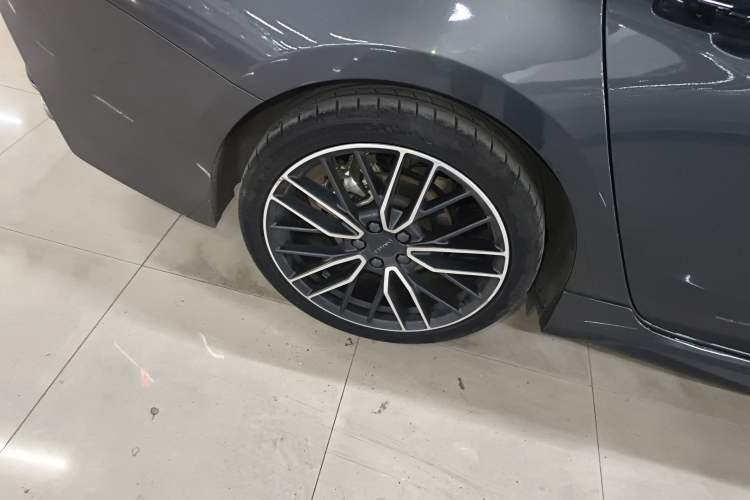 Used Lynk & Co 03 2025 2.0TD DCT Champion Edition Pro Right Rear Wheel Hub