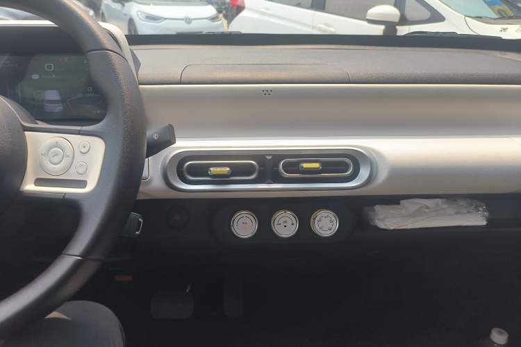 Used Wuling Hongguang MINIEV 2024 3rd Generation 215km Youth Edition Center Console