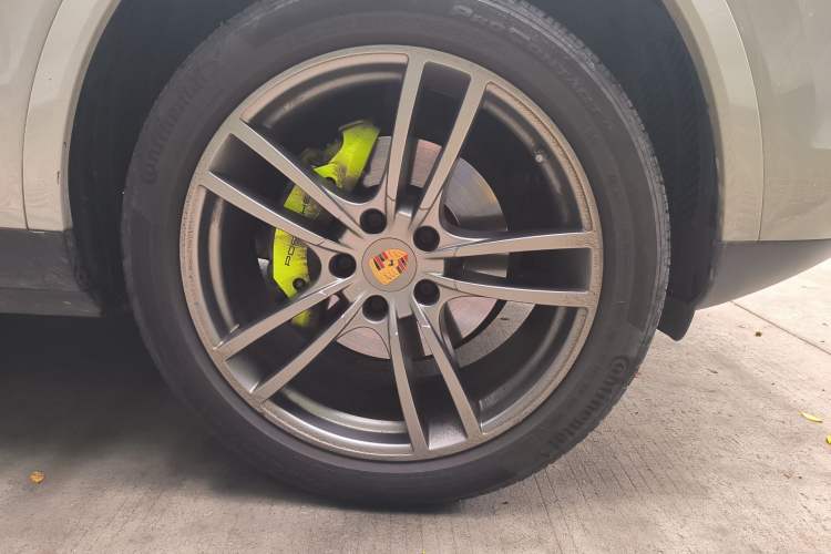 Used Porsche Cayenne E-Hybrid 2023 Cayenne E-Hybrid 2.0T Platinum Edition Right Front Wheel Hub