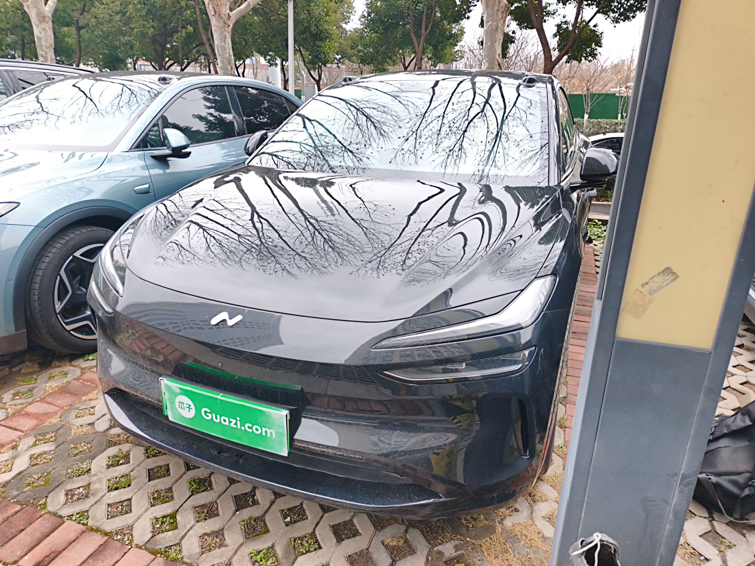 Под передней частью автомобиля