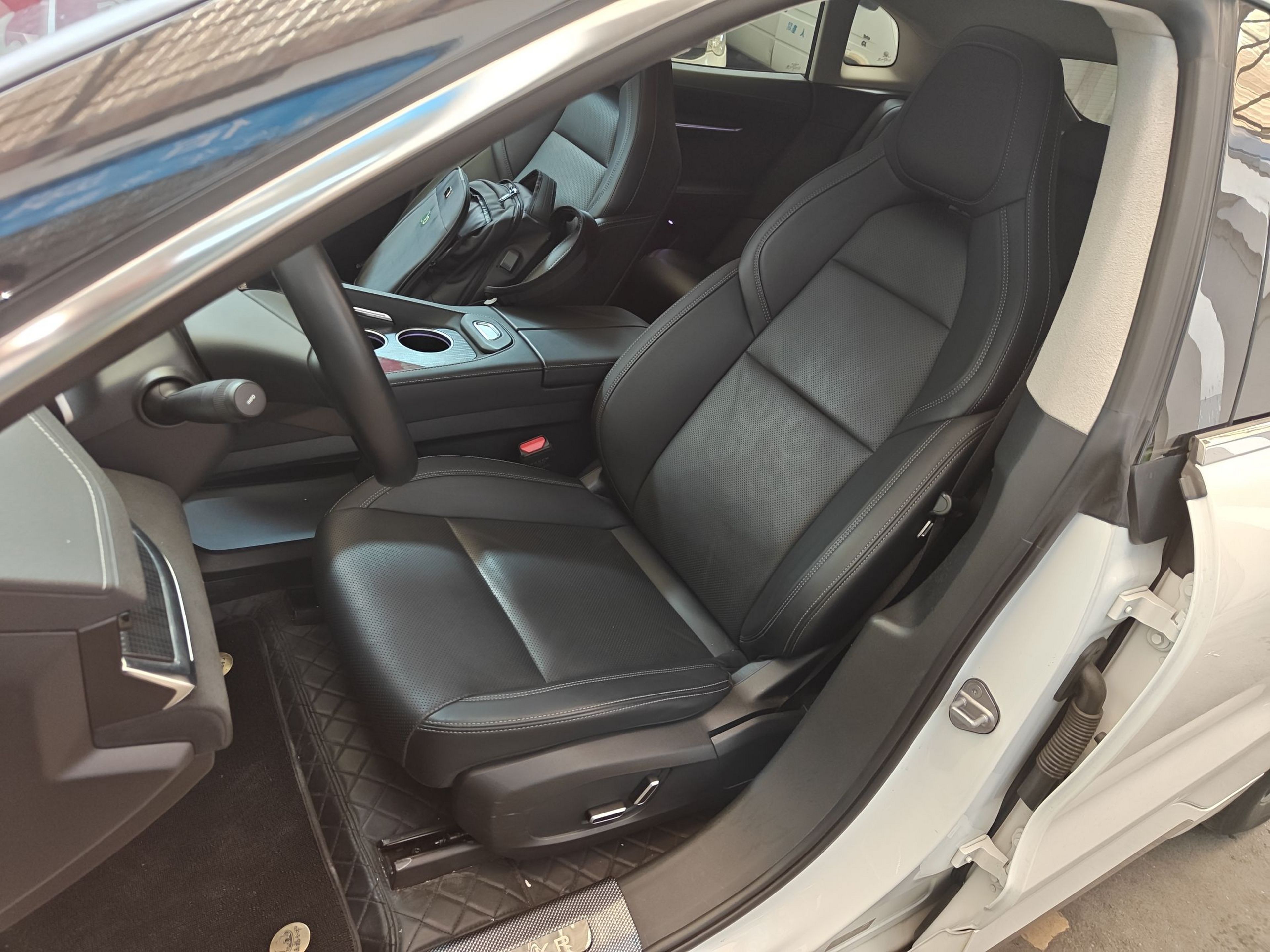 Переднее сиденье в автомобиле