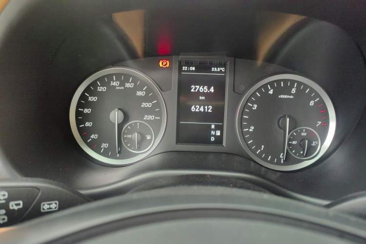 Used Mercedes-Benz Vito 2021 2.0T Elite Version 7 Seats Odometer Close Up