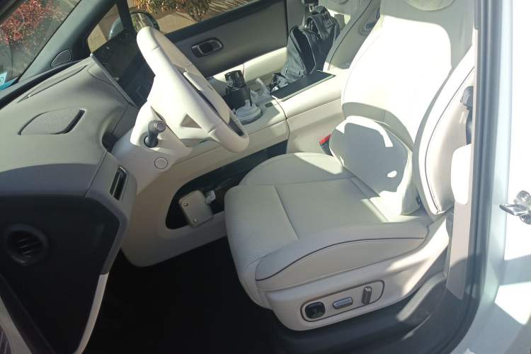 Used Li Auto i6 2025 Model Four-Wheel-Drive Standard Type
