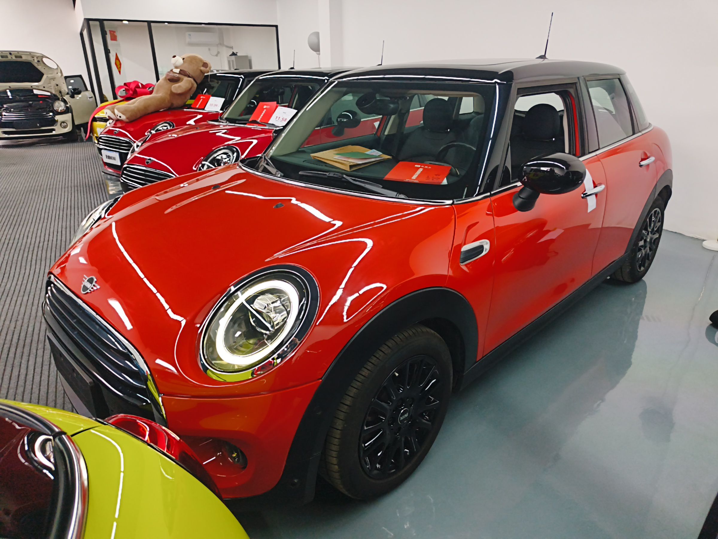 تحت مقدمة السيارة