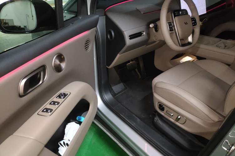 Used Li Auto i6 2025 Model Four-Wheel-Drive Standard Type
