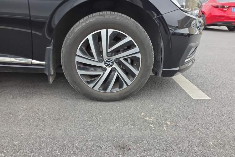 Used Volkswagen Lavida 2022 280TSI DSG Comfort Edition Right Front Wheel Hub