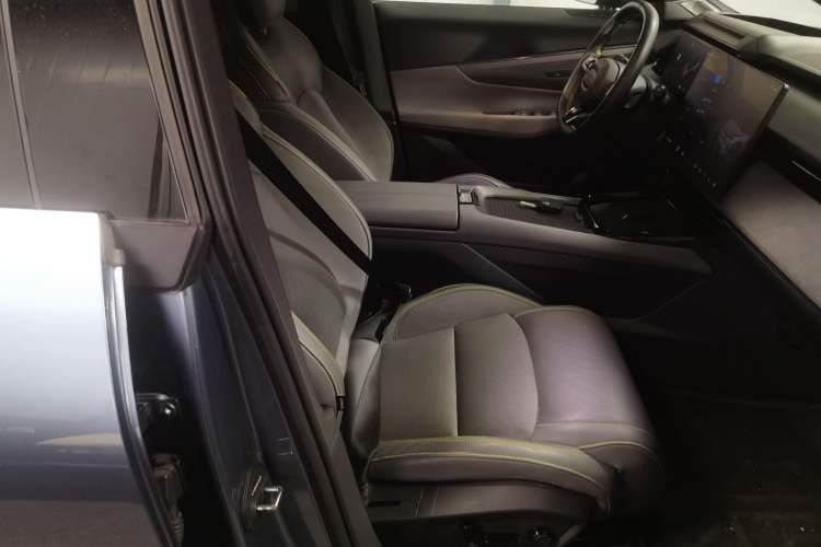 Used Lynk & Co 08 EM-P 2025 220 km All-Wheel-Drive Performance Halo