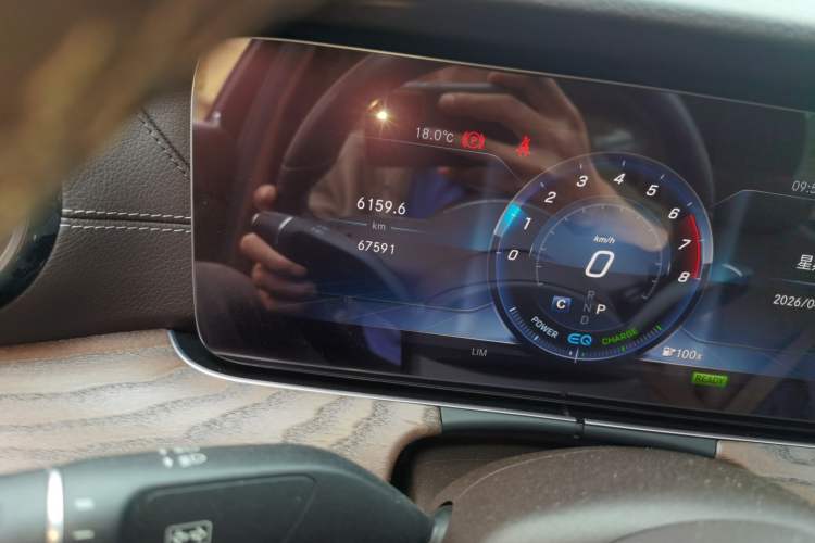 Used Mercedes-Benz E-Class 2019 E 260 L Odometer Close Up