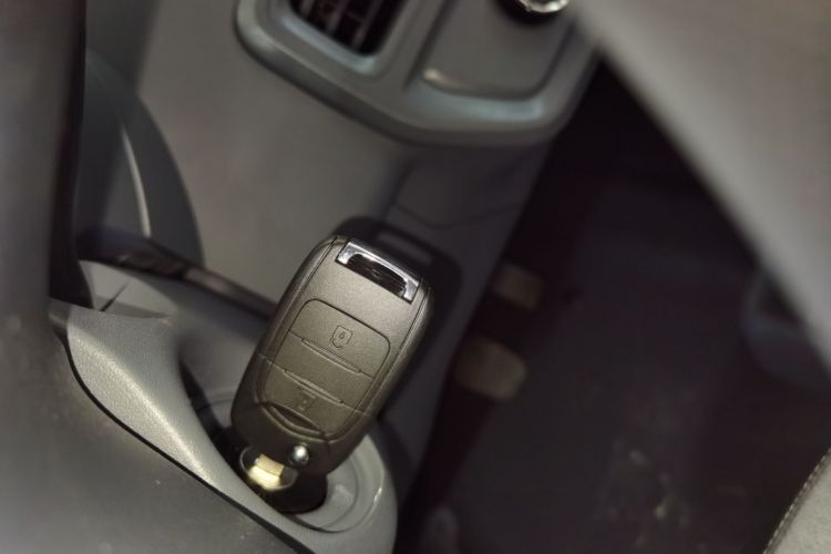 Used Wuling Yangguang 2024 300KM Comfort Version Passenger Van 75kW